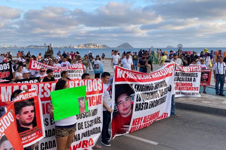 Mientras AMLO, Claudia y Rocha van a Rosario; en Mazatlán familias claman por sus desaparecidos y bloquean en la zona turística
