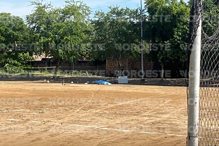 Un ataque armado en los campos de futbol de la Colonia Klein, en Mazatlán, dejó dos hombres asesinados.