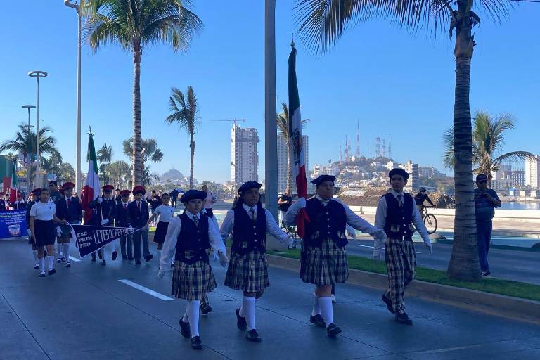 Desfilan 90 escoltas de educación básica de Mazatlán en conmemoración del Día de la Bandera