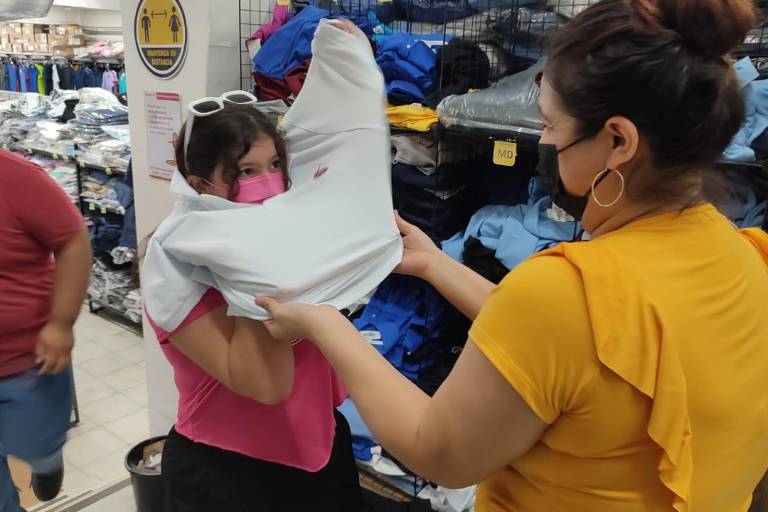 Arrecian compras de uniformes para jóvenes de bachillerato en Mazatlán; este lunes, el canje en nivel básico