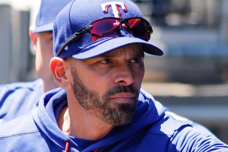 Rangers de Texas corta lazos con Chris Woodward; Tony Beasley será el piloto interino