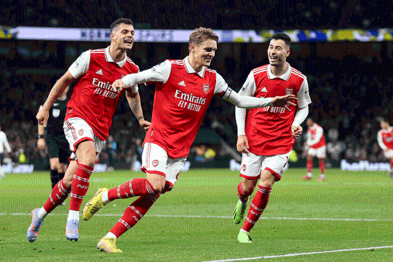 Arsenal le pega al Tottenham y manda en la Premier League