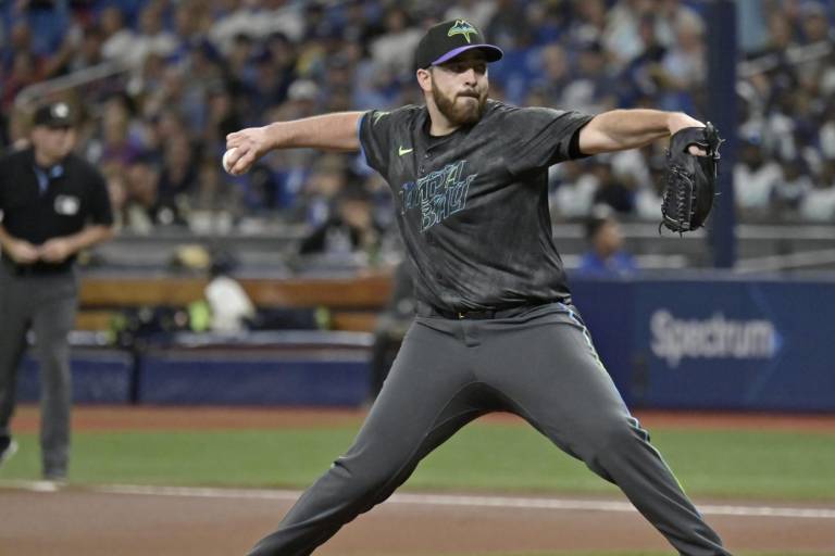 Cerveceros adquieren al abridor Aaron Civale desde Tampa Bay