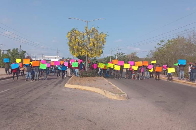 En Rosario, vecinos bloquean avenida pidiendo el retiro de base militar