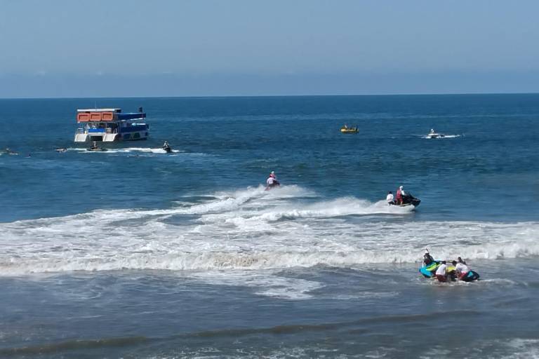 Simulacro de rescate en el mar en Mazatlán.