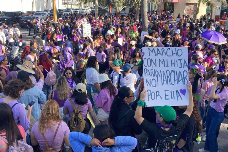 ‘Mujer escucha, esta es tu lucha’; inicia la Marcha 8M por el malecón de Mazatlán