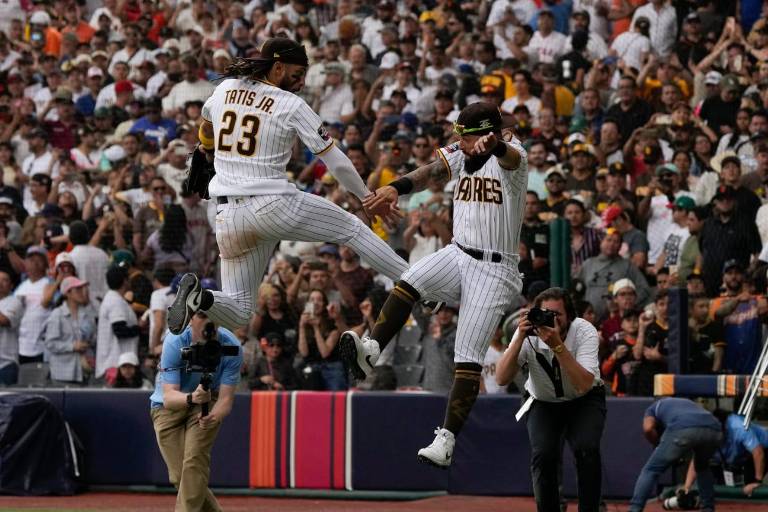 Padres barren a Gigantes en suelo mexicano