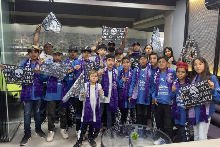 Cumple Ricardo Salinas sueño a niños futbolistas de la Casa Redonda