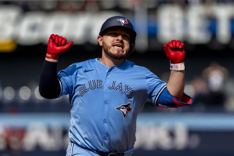 Kirk y Gausman brillan para que Azulejos barran a Angelinos