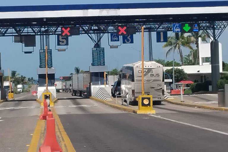 Camiones se quedaron varados en autopista, al norte de Mazatlán, pero ya avanzan