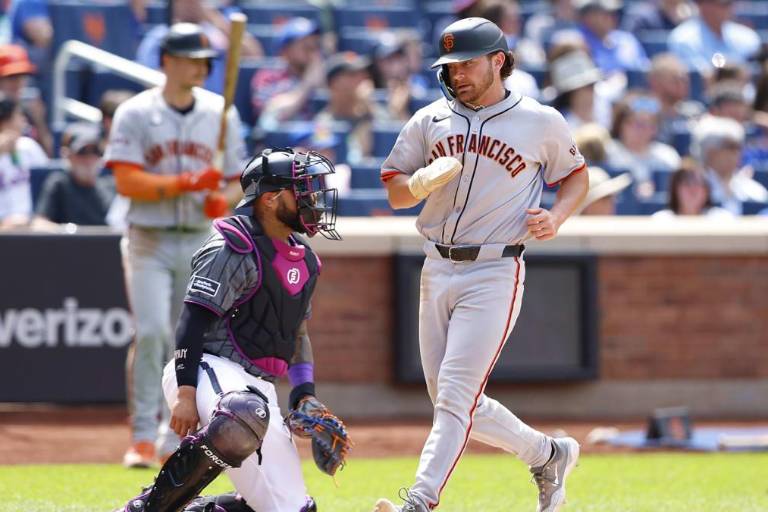 Gigantes remontan ante bullpen de Mets para ganar en 10 entradas