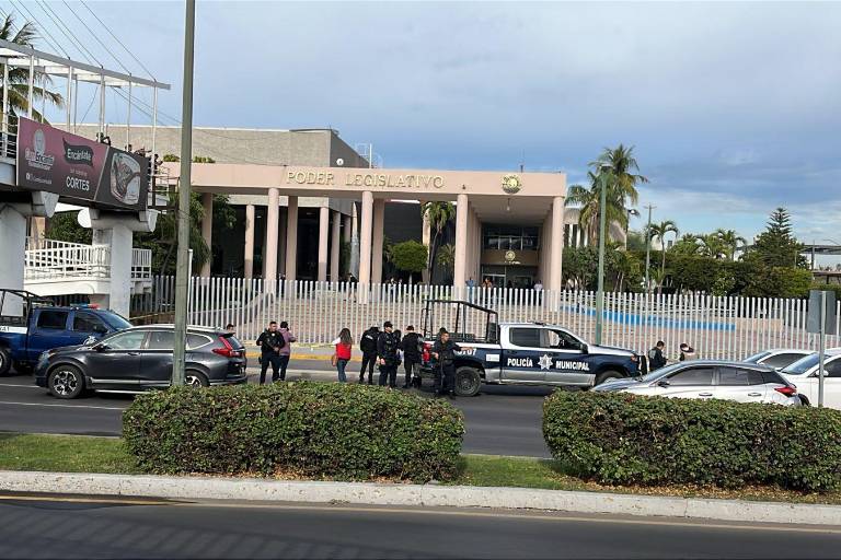Asesinan a ex agente de la Fiscalía frente a las instalaciones del Congreso de Sinaloa