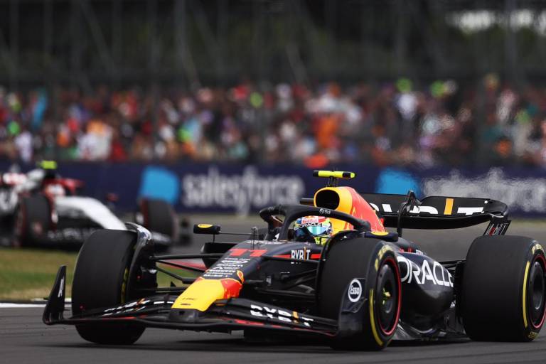 Checo remonta al sexto lugar en GP de Gran Bretaña; Verstappen gana otra vez
