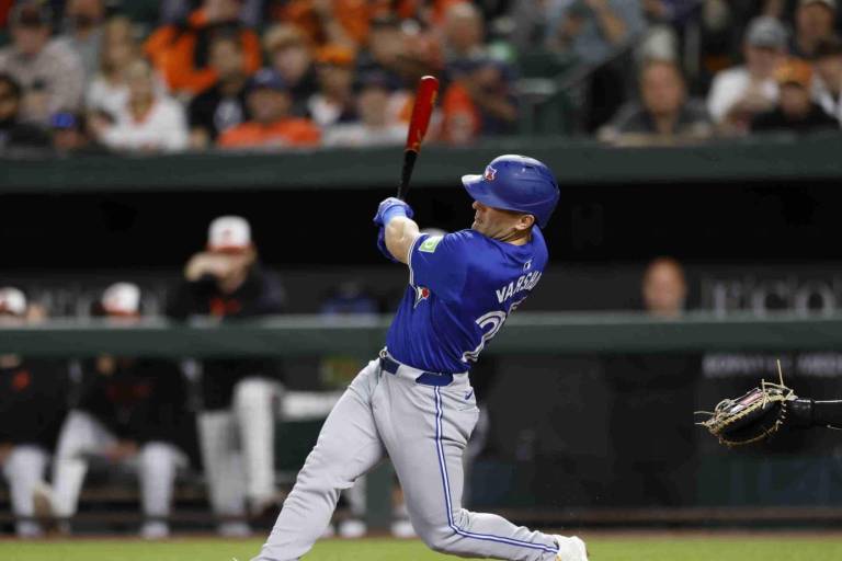 Daulton Varsho roba un jonrón, luego da uno en victoria por remontada de Toronto