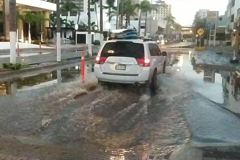 Otra vez, se forma laguna en zona de pasos peatonales elevados en la Camarón Sábalo, en Mazatlán