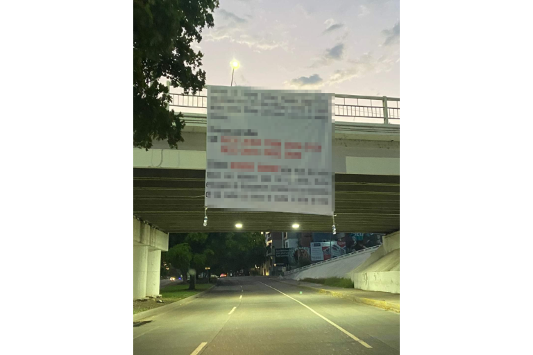 Aparece lona con reclamos a militares en Culiacán