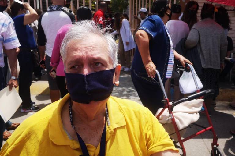 Con retrasos, desorganización y reclamos, inicia en Mazatlán la vacunación contra el Covid-19