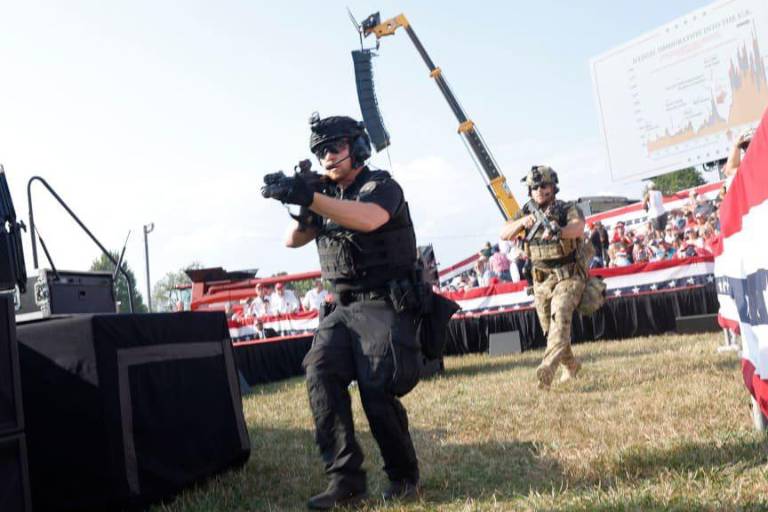 Tirador voló un dron antes de dispararle a Trump: investigadores