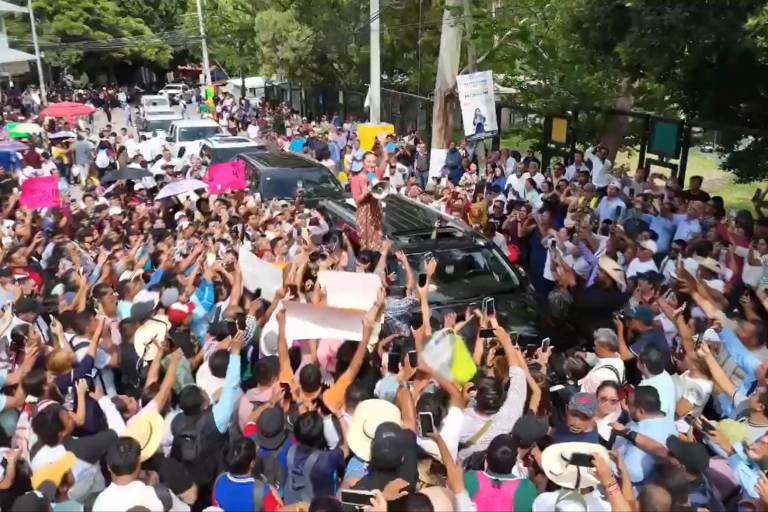 Sheinbaum llega a Guerrero en medio de protestas del magisterio; CETEG le entrega pliego petitorio