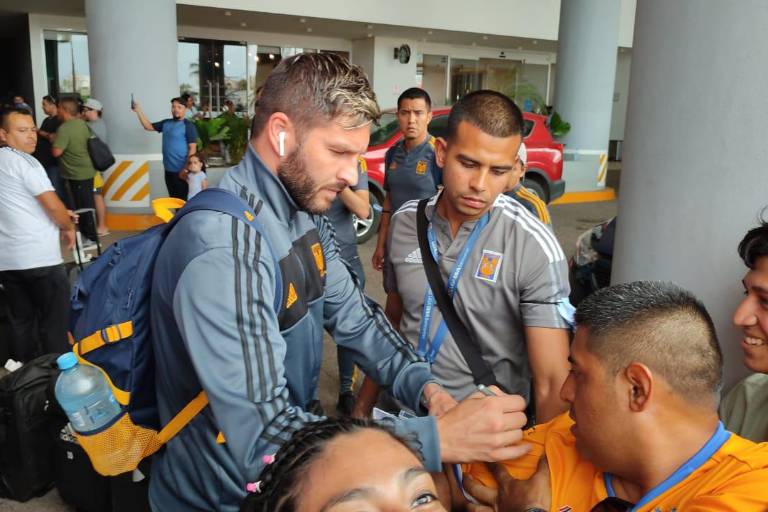 Gignac, Thauvin y Nahuel atienden a los aficionados de Tigres a su llegada a Mazatlán