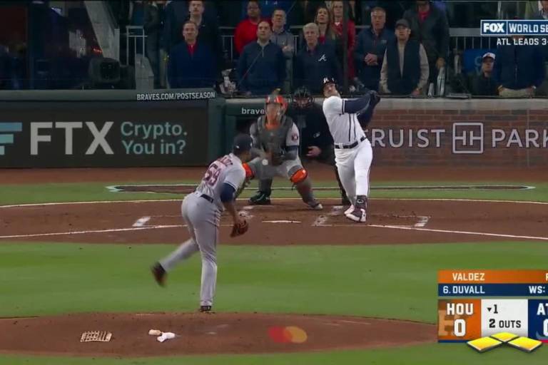 Adam Duvall vuelve a Bravos bajo contrato de un año