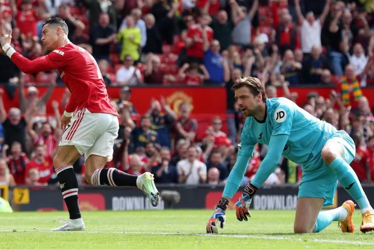 Cristiano Ronaldo anota tres goles y le devuelve la paz al Manchester United