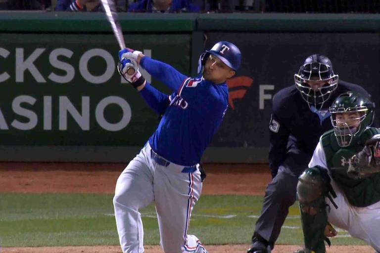 Corey Seager jonroneó en la octava y sentenció victoria de Rangers en el Coliseo