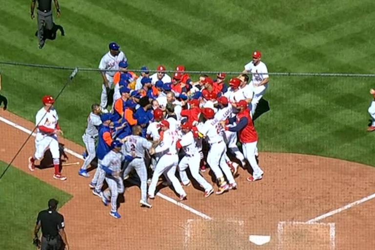 Bolazos derivan en trifulca entre Mets y Cardenales (VIDEO)