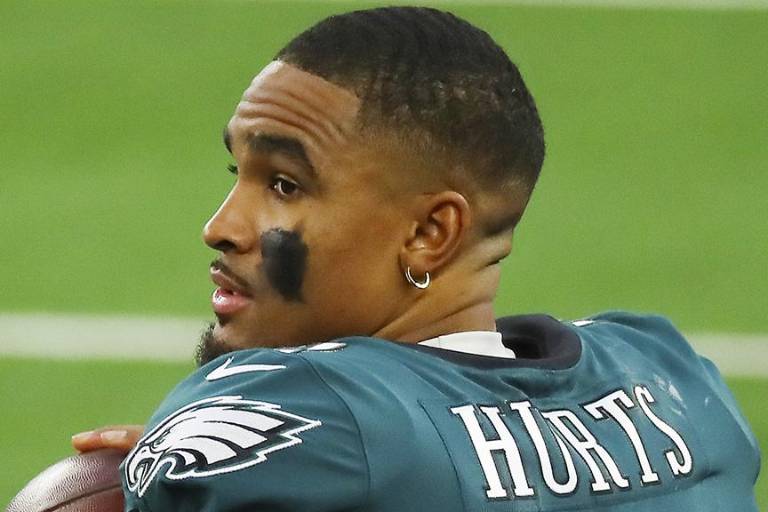 Ya sin Carson Wentz, Jalen Hurts usará el número 1 con los Eagles de Filadelfia