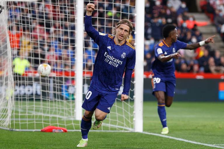 El Real Madrid retoma el liderato de la Liga española al vencer 4-1 al Granada