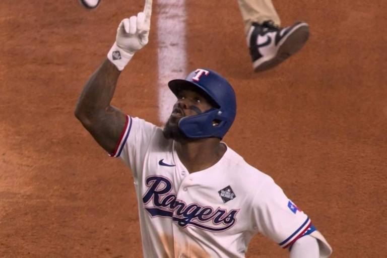 Adolis García firma por 2 años con Rangers