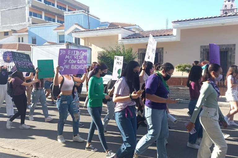 Marchan decenas de mujeres en Escuinapa; exigen respeto y protección