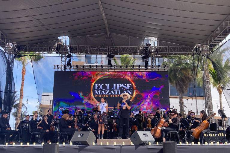 Locales y visitantes disfrutan del eclipse en el Parque Ciudades Hermanas, en Mazatlán