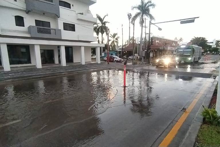 Otra vez, se forma laguna en zona de pasos peatonales elevados en la Camarón Sábalo, en Mazatlán