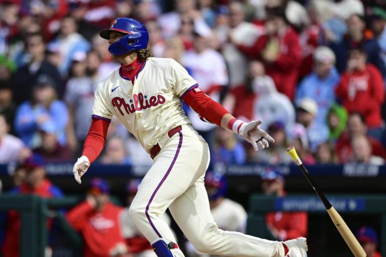 Filis frenan escobas de Bravos con reacción oportuna