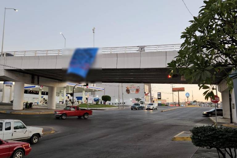 Amanecen mantas con mensajes en Culiacán