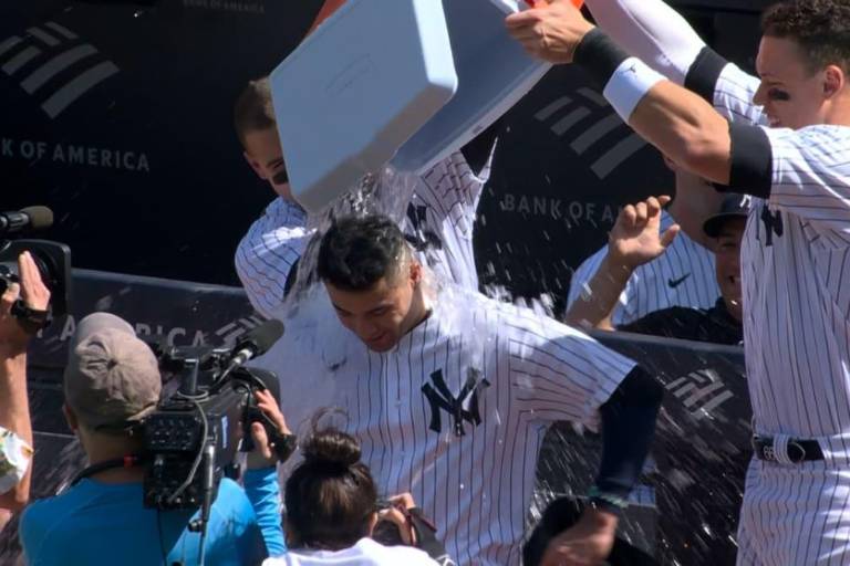 Yanquis dejan tendidos a Padres en la décima