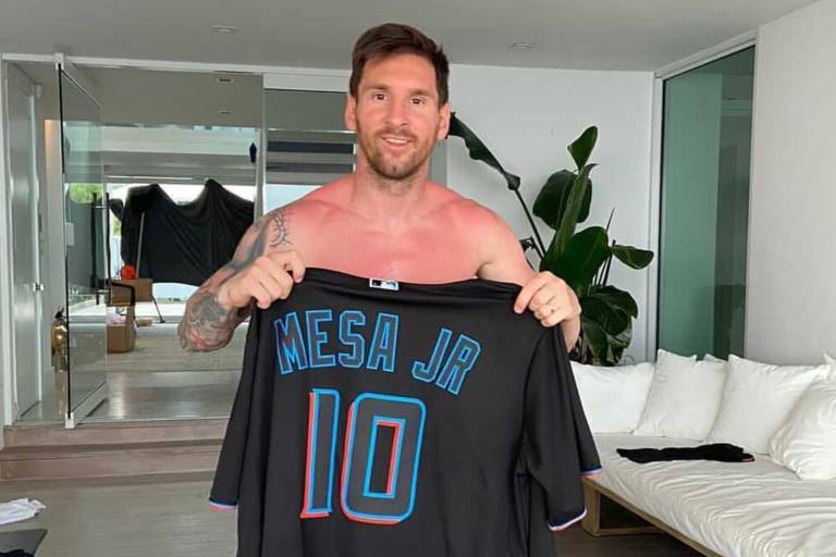 Lionel Messi posa con una camisa de los Marlins de Miami