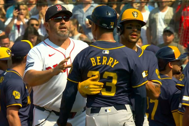 Se vacían bancas de Cerveceros y Medias Rojas tras acalorada discusión