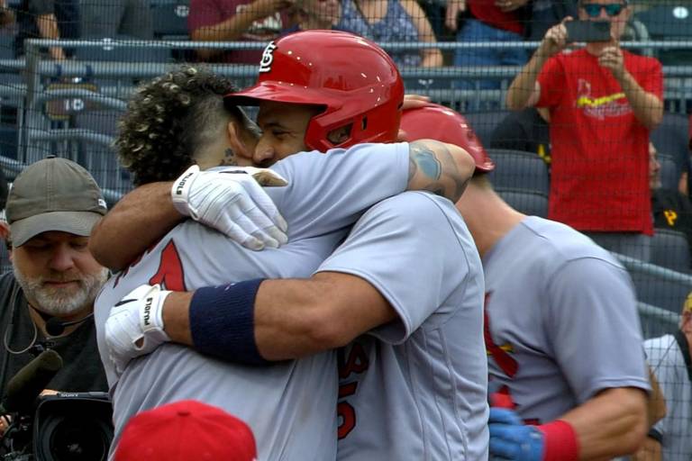 Albert Pujols batea su jonrón 697 y queda solo en el cuarto puesto