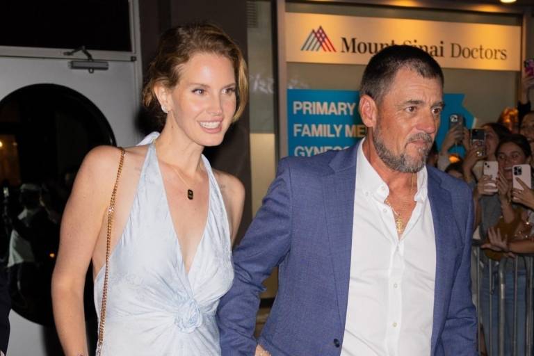 Se casa Lana Del Rey con un guía turístico en un pantano