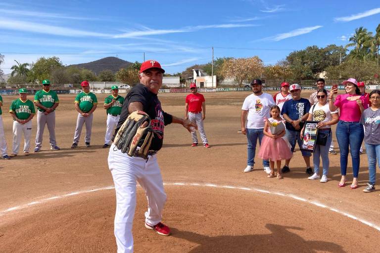 Cantan transportistas el playball en Club Polluelos
