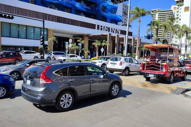 Insistirá la DVyT en que el Gobierno de Mazatlán retire o al menos quite altura a paso peatonal en la Zona Dorada
