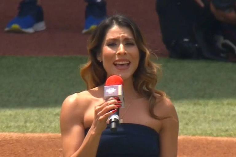 María León se equivoca en el Himno Nacional