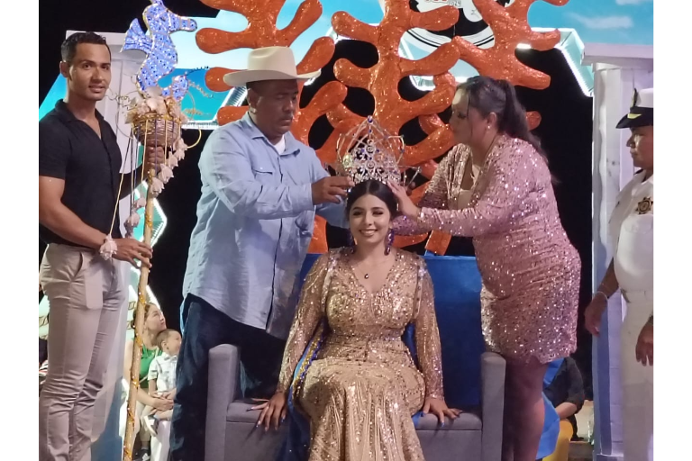 Coronan a Estrella I, la Reina de las celebraciones del Día del Marino en Teacapán