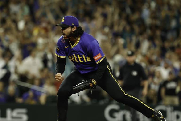 Andrés Muñoz salva con drama y llega a 30 rescates