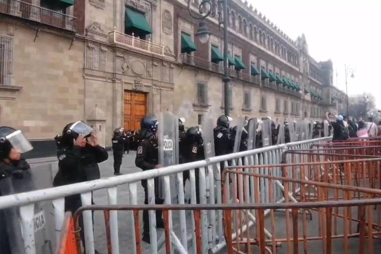 Marchan contra transfeminicidios en CDMX; policía agrede a manifestantes con gases en Palacio Nacional