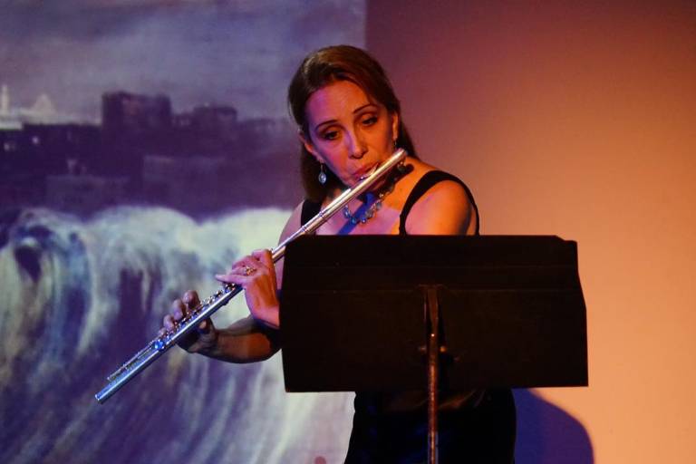 Frida Fernández y su flauta enamoran a mazatlecos