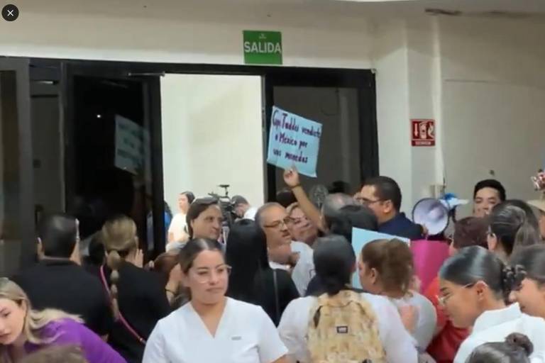 Protestan afuera del TEPJF para exigir que se anule la elección judicial; sesión se aplazó dos veces este miércoles