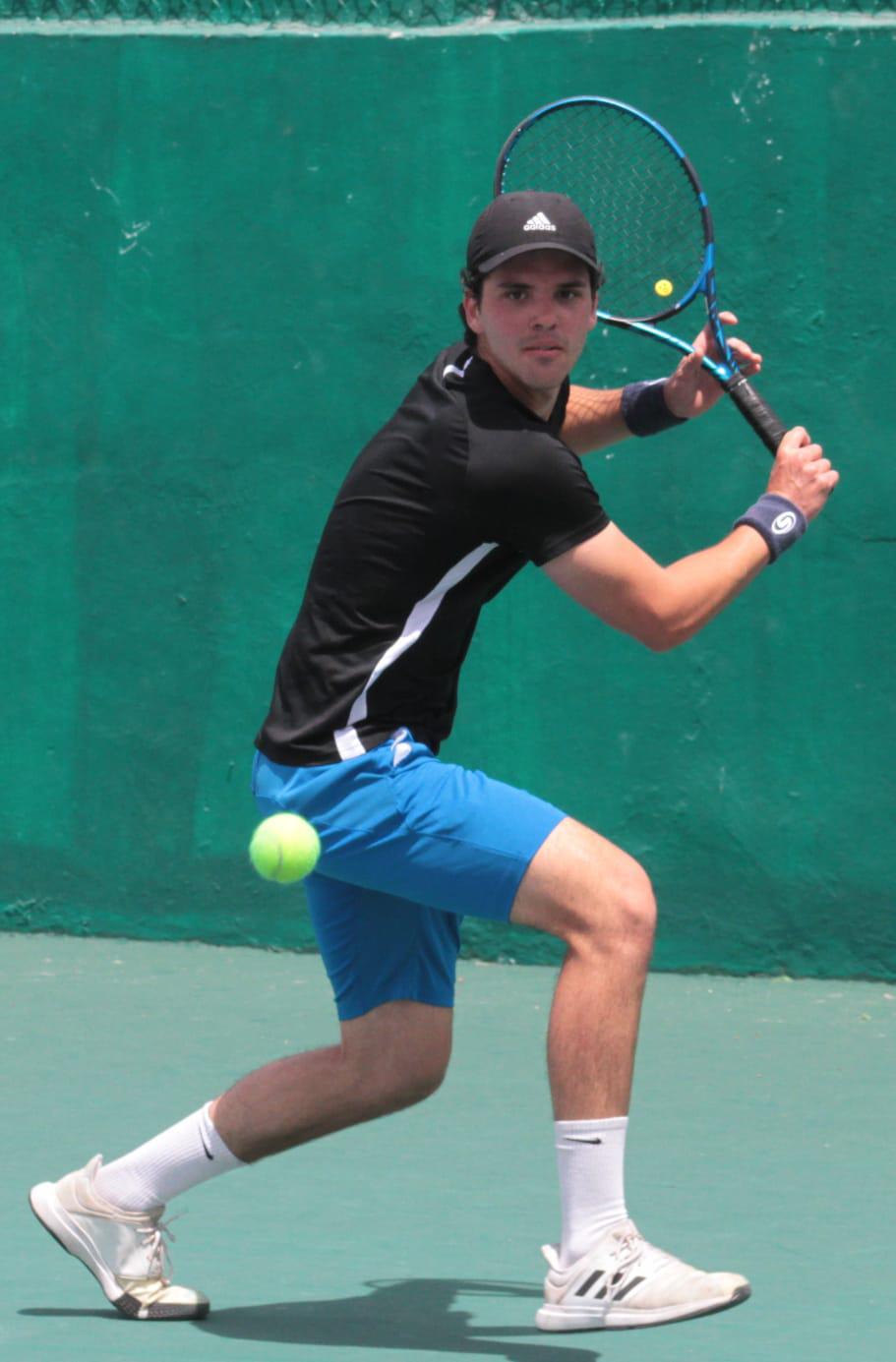 $!Mariano Hinojos sigue incontenible en el Torneo de Tenis Nancy Grimes de Semana Santa